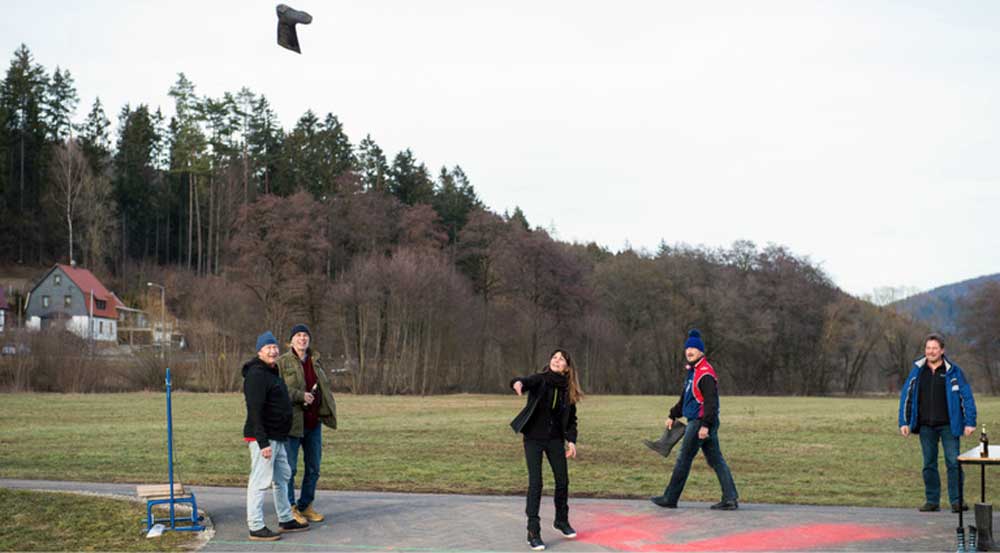 Erste Meisterschaft im „Gummistiefel-Weitwurf“