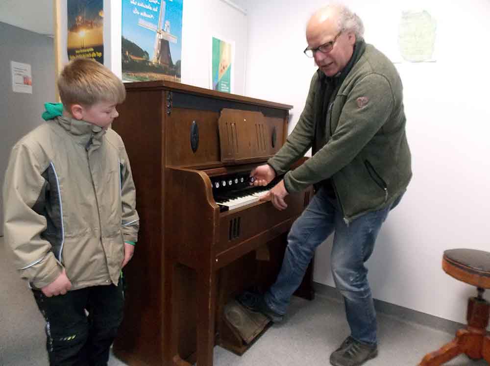 Saniertes Harmonium kehrt in „Raum der Stille“ zurück