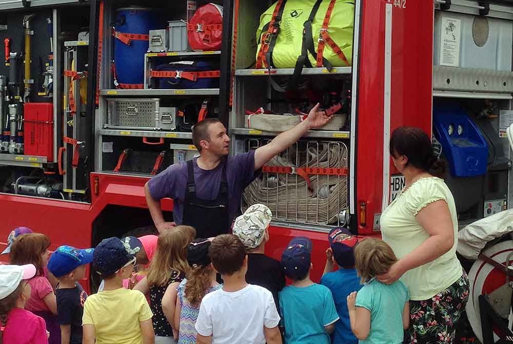 Kindergarten Storchennest zu Besuch bei Freiwilliger Feuerwehr Milz / Eicha