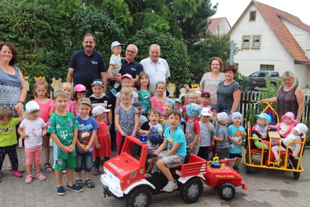 Der Feuerwehrverein Haina e.V. spendete den Kindern vom Kindergarten“Christian Heurich“ einen Feuerwehr Unimog