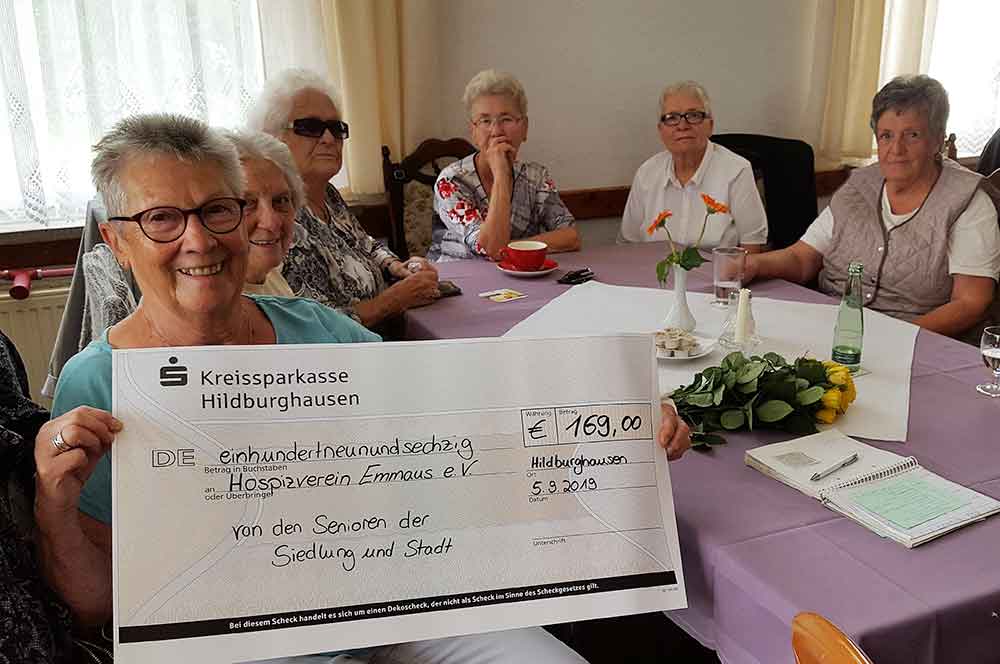 Senioren der Stadt und der Siedlung übergeben Spende an Hospizverein