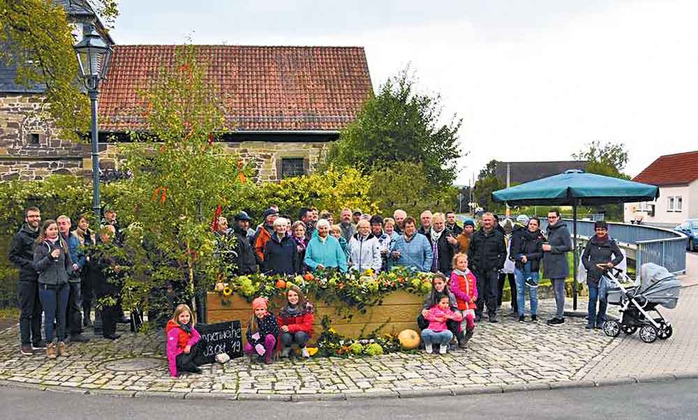 Die Adelhäuser weihen ihren neuen Dorfbrunnen ein