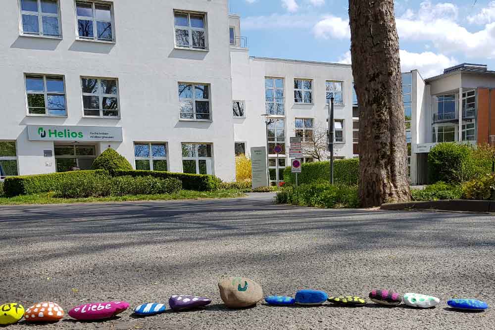 Bunte Steinkette im Park der Helios Fachkliniken Hildburghausen