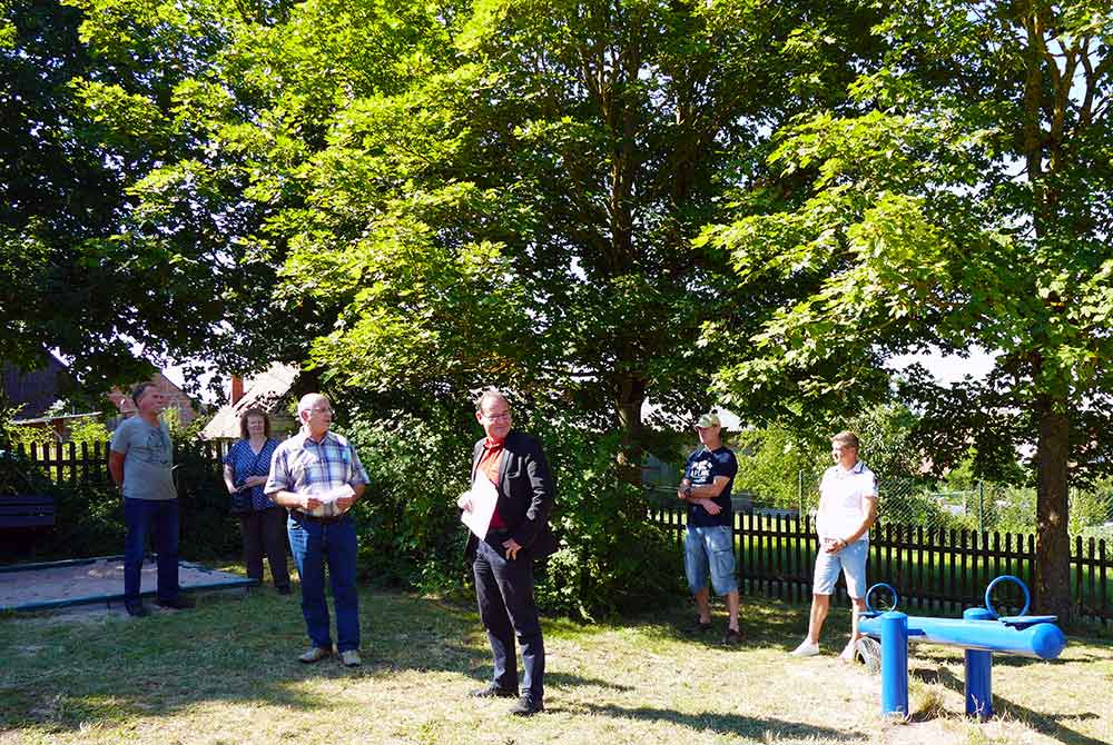 Übergabe der neuen Spielgeräte auf dem Spielplatz Pfersdorf