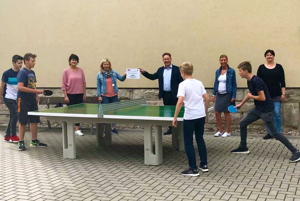 Neue Outdoor Tischtennisplatte ergänzt den Schulhof
