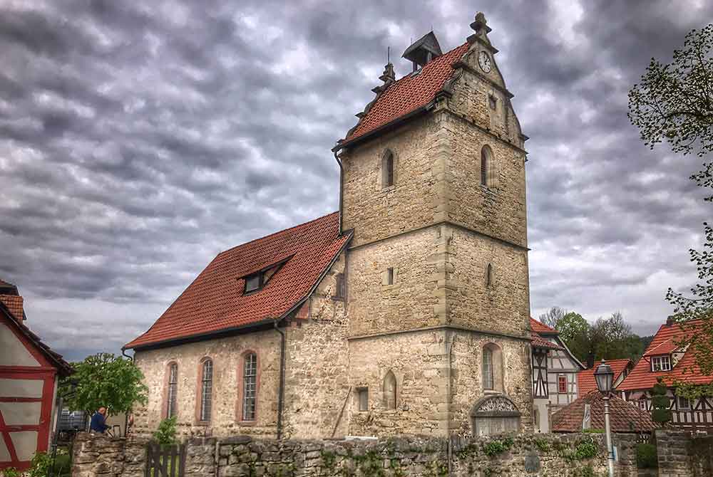 Der Turm der Henfstädter Kirche wird instandgesetzt