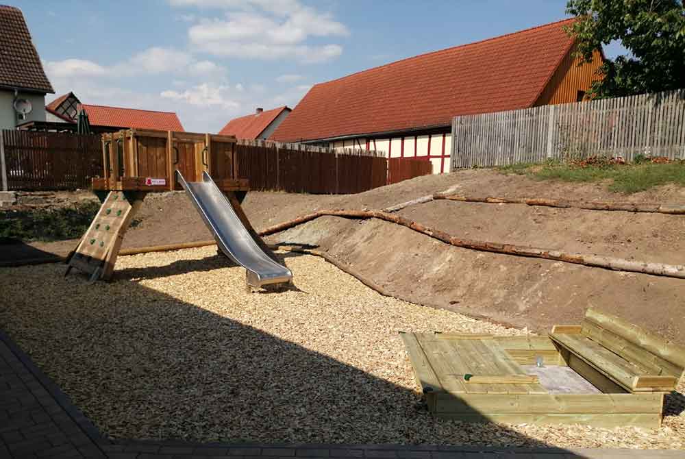 Spielplatz am Bürgerhaus Markt 1 in Hellingen fertiggestellt