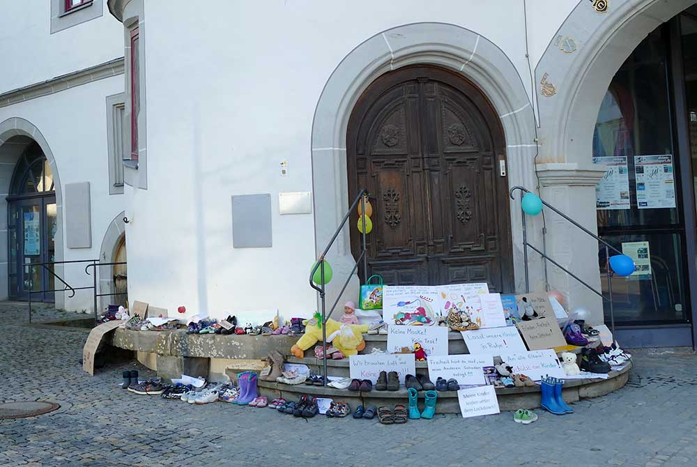 Aktion gegen Corona-Maßnahmen in Hildburghausen: Stadtverwaltung erntet Shitstorm nach Räumung der Rathaustreppe