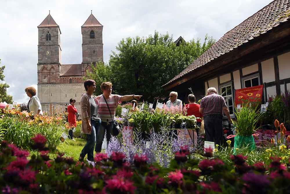 „Gartenmarkt“ und „Weisse Mönche“ locken ohne Corona-Test am Wochenende nach Kloster Veßra